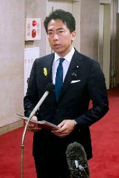 　記者団の取材に応じる小泉農相＝３０日午前、農水省