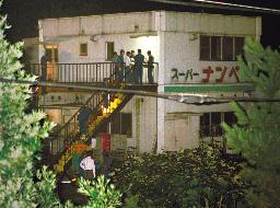 　１９９５年７月、女性３人が射殺された東京都八王子市のスーパー「ナンペイ大和田店」を調べる捜査員