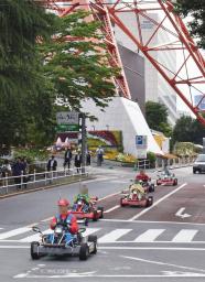 　公道を走るカート＝２０１７年５月、東京都内（画像の一部を加工しています）