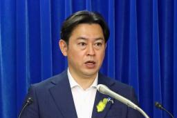 　記者会見する福岡厚労相＝１日午前、厚労省