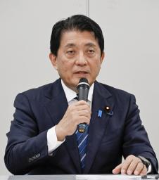　記者会見する自民党の平井卓也衆院議員＝１日午前、高松市