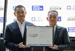 　相互協力協定を締結した「減災ソリューションズ」の加古嘉信社長（左）とダスキンの大久保裕行社長＝６月、大阪府吹田市