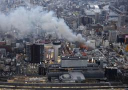 　ＪＲ小倉駅（手前）近くの飲食店街で起きた火災＝２０２４年１月３日、北九州市小倉北区