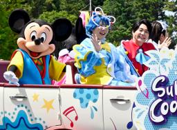 　報道陣に公開された、東京ディズニーランドと東京ディズニーシーで始まる夏のイベントで観客の前に登場した、ミッキーと「Ｍｒｓ．　ＧＲＥＥＮ　ＡＰＰＬＥ（ミセス・グリーン・アップル）」＝１日午前、千葉県浦安市