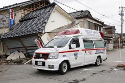 　２０２４年１月１９日、能登半島地震で多くの家屋が倒壊した石川県輪島市内を走行する救急車