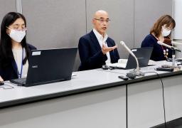 　ウイルス感染症「重症熱性血小板減少症候群」に飼い犬が感染したことを発表する茨城県の担当者ら＝１日午後、水戸市
