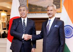 　インドのジャイシャンカル外相と握手する岩屋外相＝１日、米ワシントン（外務省提供・共同）