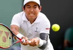 　男子シングルス１回戦でプレーする西岡良仁＝ウィンブルドン（共同）