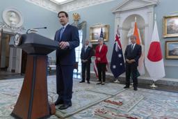 　１日、米ワシントンで記者団に話すルビオ国務長官（手前）。右奥は岩屋外相（ＡＰ＝共同）