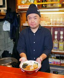 　「熱海飯店」を営む三浦渉さん＝６月、静岡県熱海市