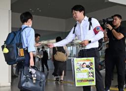 　吉川友梨さんが行方不明になった事件で、情報提供を呼びかける大阪府警の捜査員＝２日午前、ＪＲ熊取駅