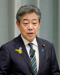 　記者会見する青木官房副長官＝２日午前、首相官邸