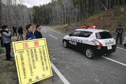 　３月３１日、帰還困難区域の一部の避難指示が解除され、通行するパトカー＝福島県葛尾村