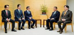 　日本製鉄の橋本英二会長（中央）と面会する石破首相（右から２人目）＝２日午前、首相官邸