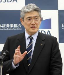 　記者会見する日本証券業協会大阪地区協会の巽大介地区会長＝２日午後、大阪市中央区