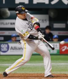 　９回ソフトバンク１死一、三塁、山川が左越えに逆転サヨナラの２点二塁打を放つ＝みずほペイペイドーム