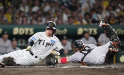 　８回阪神２死一、二塁、大山の遊撃内野安打で二走森下が捕手甲斐のタッチをかいくぐり決勝の生還＝甲子園