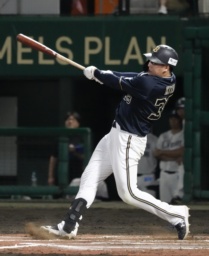 　１０回オリックス無死、来田が右越えに勝ち越し本塁打を放つ＝沖縄セルラー