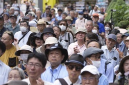 　参院選が公示され、街頭演説に耳を傾ける人たち＝３日午前、東京・池袋