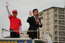 長崎港で開かれた国民民主党の深堀浩氏の決起集会で、ガソリンの暫定税率廃止などを訴える玉木雄一郎代表（２０２５年６月２６日夕、長崎市元船町）