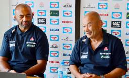 　オンラインで記者会見するラグビー日本代表のジョーンズ・ヘッドコーチ（右）とリーチ主将＝３日（（Ｃ）ＪＲＦＵ）