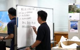 　鹿児島市にある十島村役場で対応に当たる職員＝３日午後４時５７分