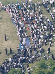 　第２７回参院選が公示され、街頭演説に集まった聴衆。２０日投開票に向けて選挙戦が始まった＝３日午前、神戸市（共同通信社ヘリから、画像の一部を加工しています）