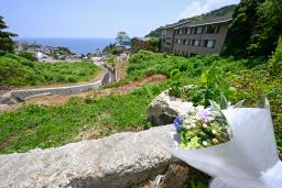 　大規模土石流の犠牲となった瀬下陽子さんの自宅跡に供えられた花＝３日午前、静岡県熱海市