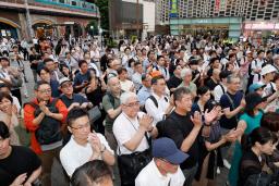 　第２７回参院選が公示され、街頭演説に拍手する人たち。２０日投開票に向けて選挙戦が始まった＝３日午後、東京・新橋（画像の一部を加工しています）