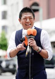 　参院選が公示され、街頭演説する参政党の神谷代表＝３日午前、東京・銀座