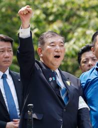 　参院選が公示され、気勢を上げる自民党総裁の石破首相＝３日午前、神戸市