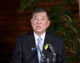 　日本との関税交渉を巡るトランプ米大統領の発言について、記者団の取材に応じる石破首相＝２日午後、首相官邸