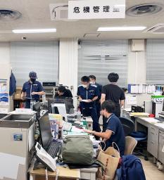 　鹿児島市にある十島村役場で対応に追われる職員ら＝３日午後７時６分