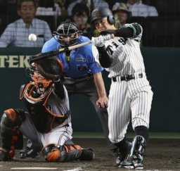 　９回阪神無死満塁、豊田がサヨナラの中犠飛を放つ。捕手岸田＝甲子園