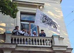 　３日、モスクワのアフガニスタン大使館に掲げられたイスラム主義組織タリバンの旗（タス＝共同）