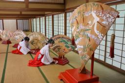 　熊野速玉大社の「扇立祭」を前に、虫干しのため蔵出しされた「檜扇」＝４日午前、和歌山県新宮市