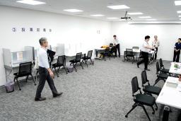 　４日、台北市の日本台湾交流協会台北事務所に設置された参院選の投票所（共同）