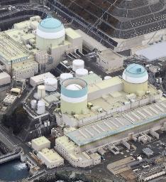 　四国電力伊方原発１号機（手前）、右は２号機、上は３号機＝２０２３年１２月、愛媛県伊方町