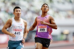 　男子１００メートル予選で敗退したサニブラウン・ハキーム。左は桐生祥秀＝国立競技場