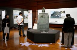 　特別展「九州の国宝　きゅーはくのたから」で展示される観世音寺の梵鐘＝４日午前、福岡県太宰府市の九州国立博物館