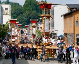 　石川県能登町で「あばれ祭」が始まり、巨大な灯籠を担ぎ練り歩く人たち＝４日午後