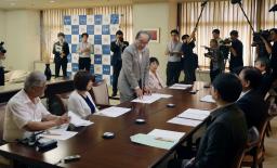 　広島市役所で開かれた平和宣言の内容を検討する懇談会の冒頭で、あいさつする松井一実市長＝４日午後