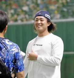 　練習前に笑顔の西武・今井＝みずほペイペイドーム