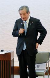 　農家との意見交換であいさつする自民党の森山幹事長＝４日午後、青森県板柳町