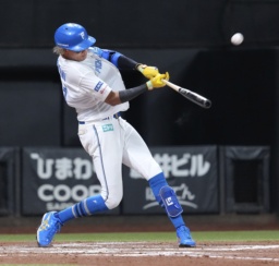 　７回日本ハム無死、水谷が左越えに、この試合２本目の本塁打を放つ＝エスコンフィールド