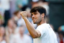 　男子シングルスで４回戦進出を決め、笑顔のカルロス・アルカラス＝ウィンブルドン（共同）