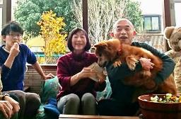 　新年の記念写真に納まる安部真生さん（左）と両親＝２０１８年１月、長野県駒ケ根市（両親提供）