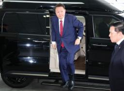 　特別検察官の取り調べを受けるため、ソウル高検に入る韓国の尹錫悦前大統領＝５日（聯合＝共同）