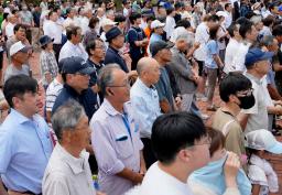 　参院選公示後初の週末を迎え、街頭演説に耳を傾ける人たち＝５日午前、新潟県上越市（画像の一部を加工しています）