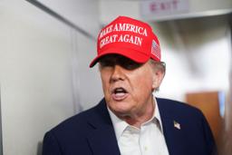 　米大統領専用機内で記者団に話すトランプ大統領＝４日（ロイター＝共同）